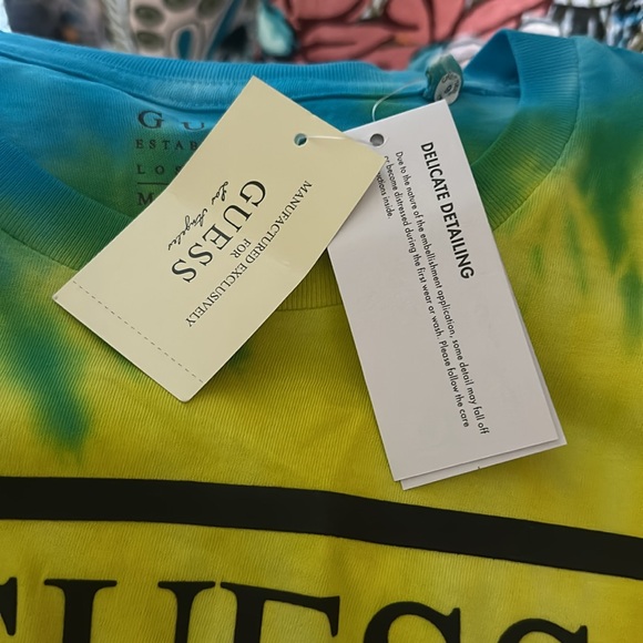 Guess ❓ tshirt - Picture 3 of 4